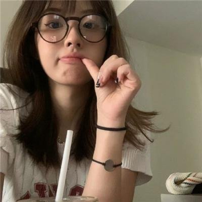 照片中的女孩